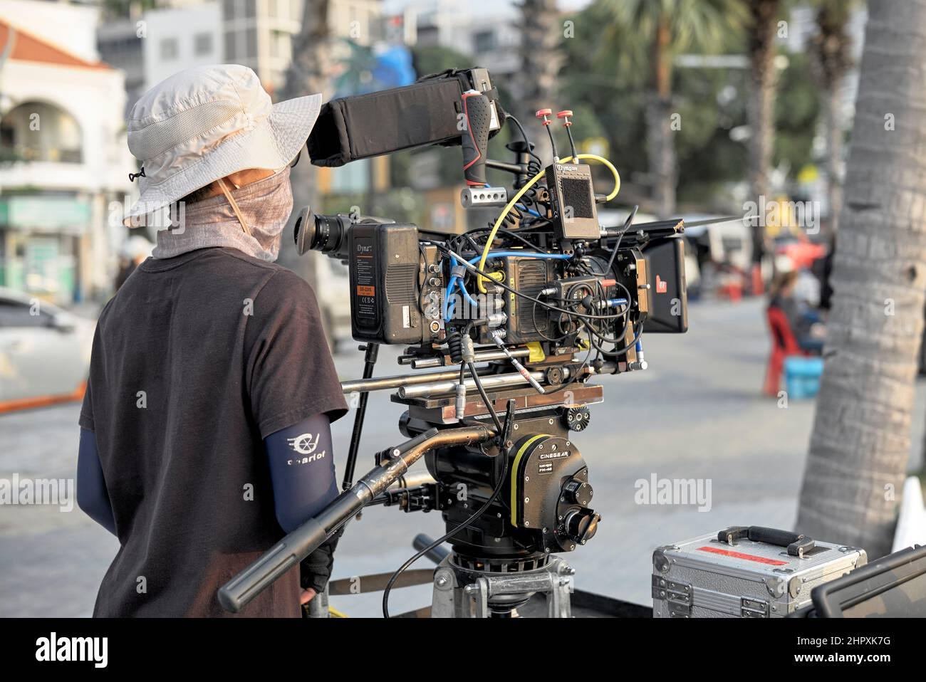 Videocamera professionale e operatore che filma all'aperto, Thailandia Sud-Est asiatico Foto Stock
