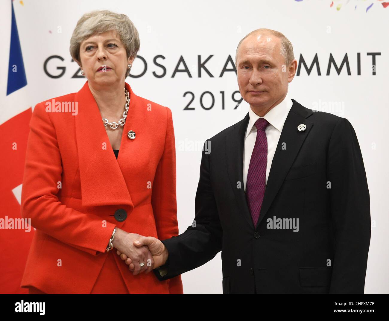 File photo datato 28/6/2019 di Theresa May - il primo Ministro britannico all'epoca - scuotendo le mani con il Presidente russo Vladimir Putin durante il vertice del G20 ad Osaka, Giappone. Data di emissione: Giovedì 24 febbraio 2022. Foto Stock