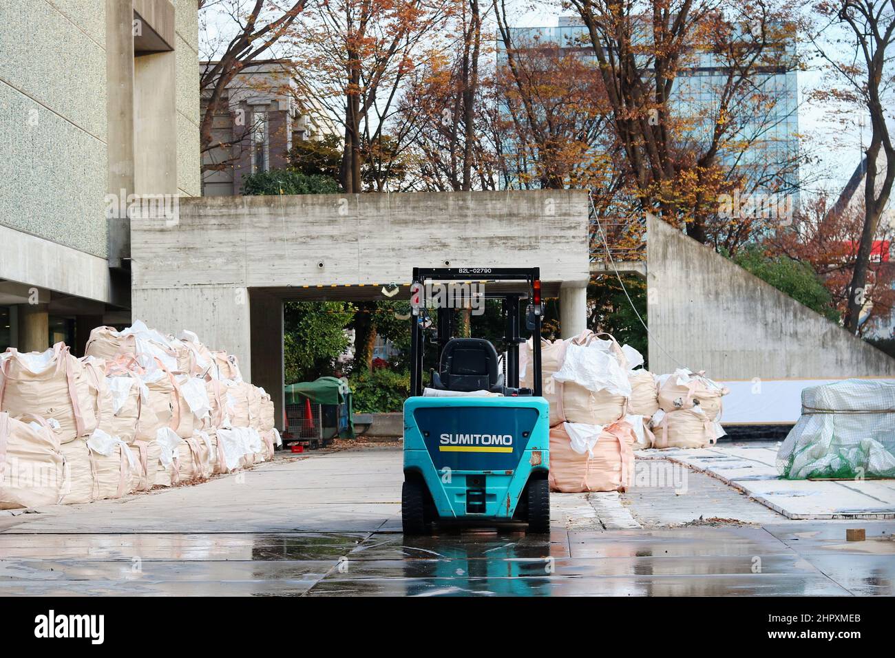 Di fronte al Museo Nazionale d'Arte Occidentale, progettato da le Corbusier, temporaneamente chiuso per lavori di ristrutturazione. Foto Stock