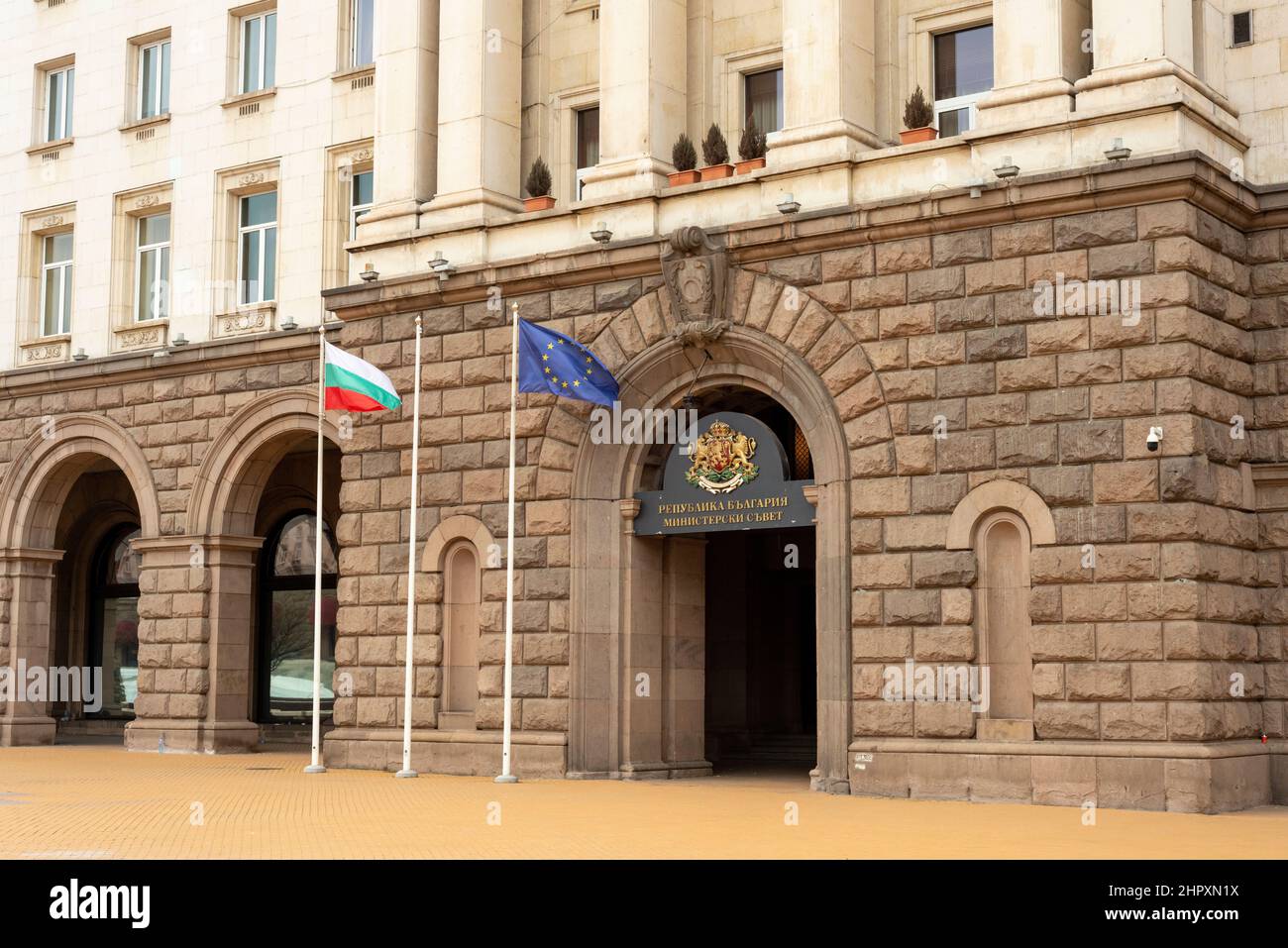 Sofia Bulgaria bandiera ingresso al Consiglio dei ministri della Repubblica di Bulgaria quartier generale a Sofia, Bulgaria, Europa orientale, Balcani, UE Foto Stock