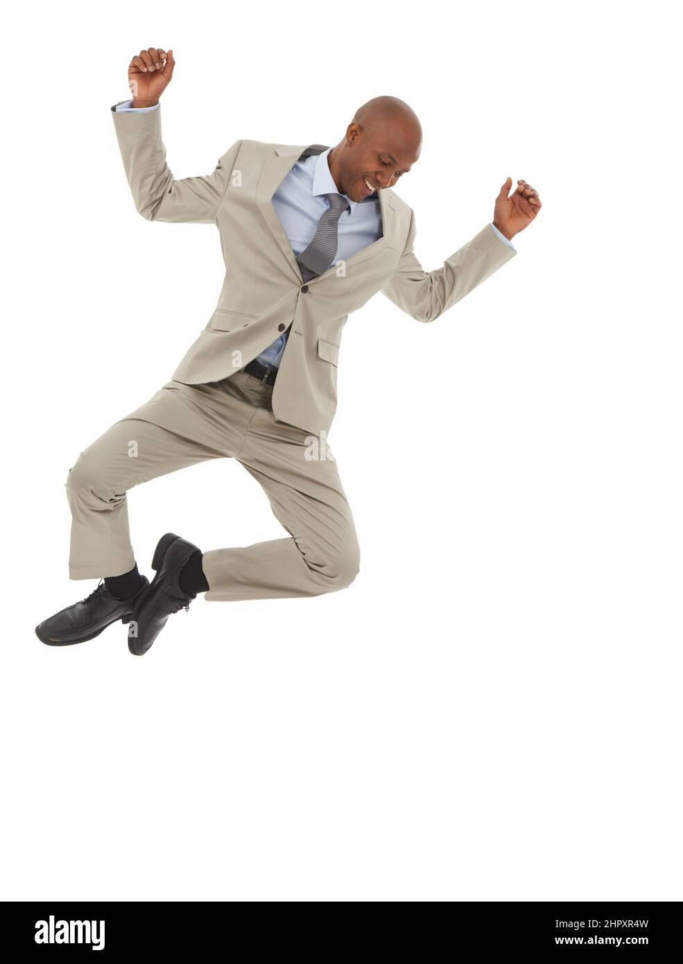 Fluttuare sul successo. Un uomo d'affari afro-americano che salta gioiosamente nell'aria. Foto Stock