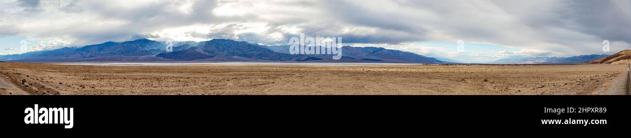 paesaggio della valle della morte a mezzogiorno con nuvole morbide Foto Stock