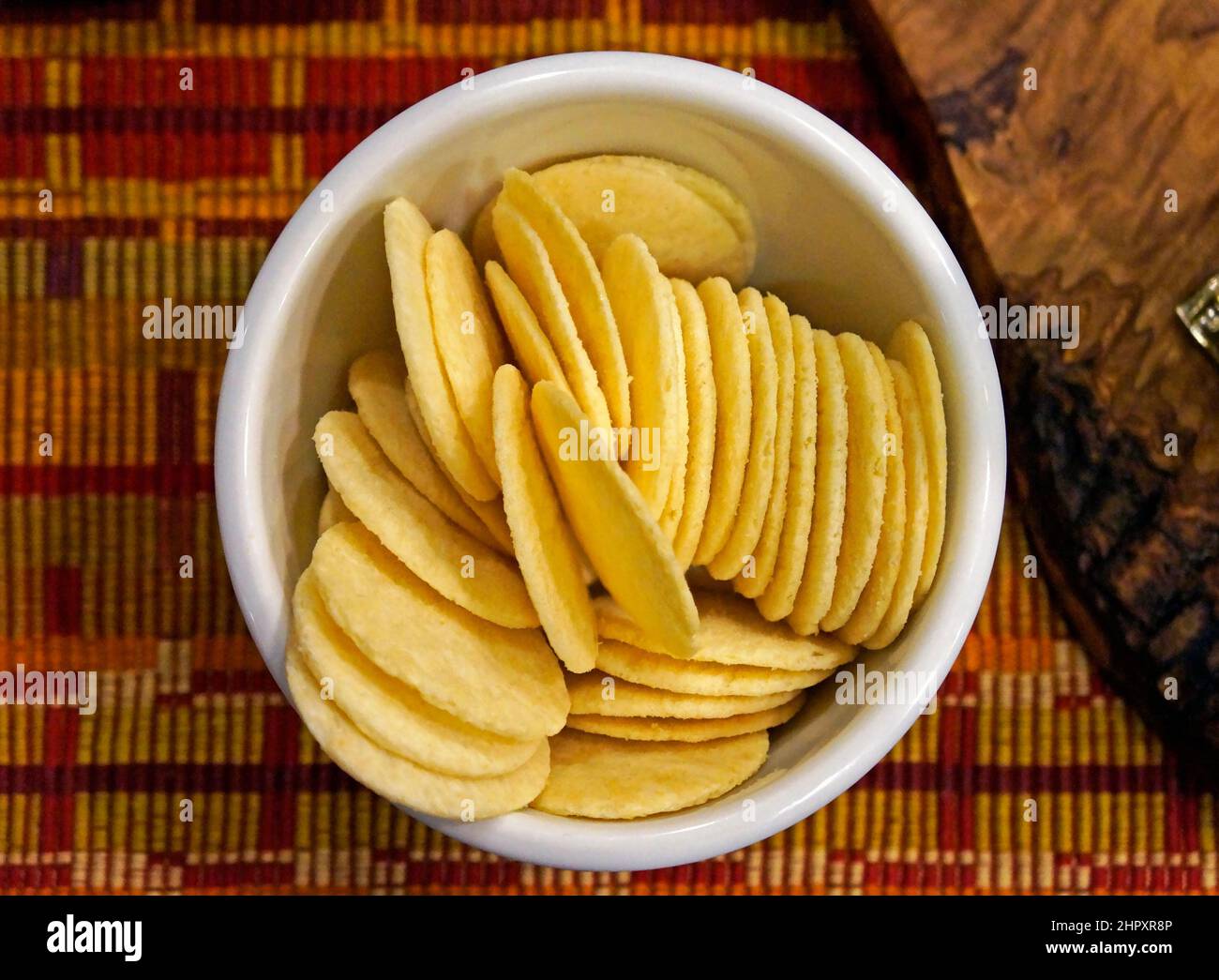 Ciotola con patatine sul tavolo Foto Stock