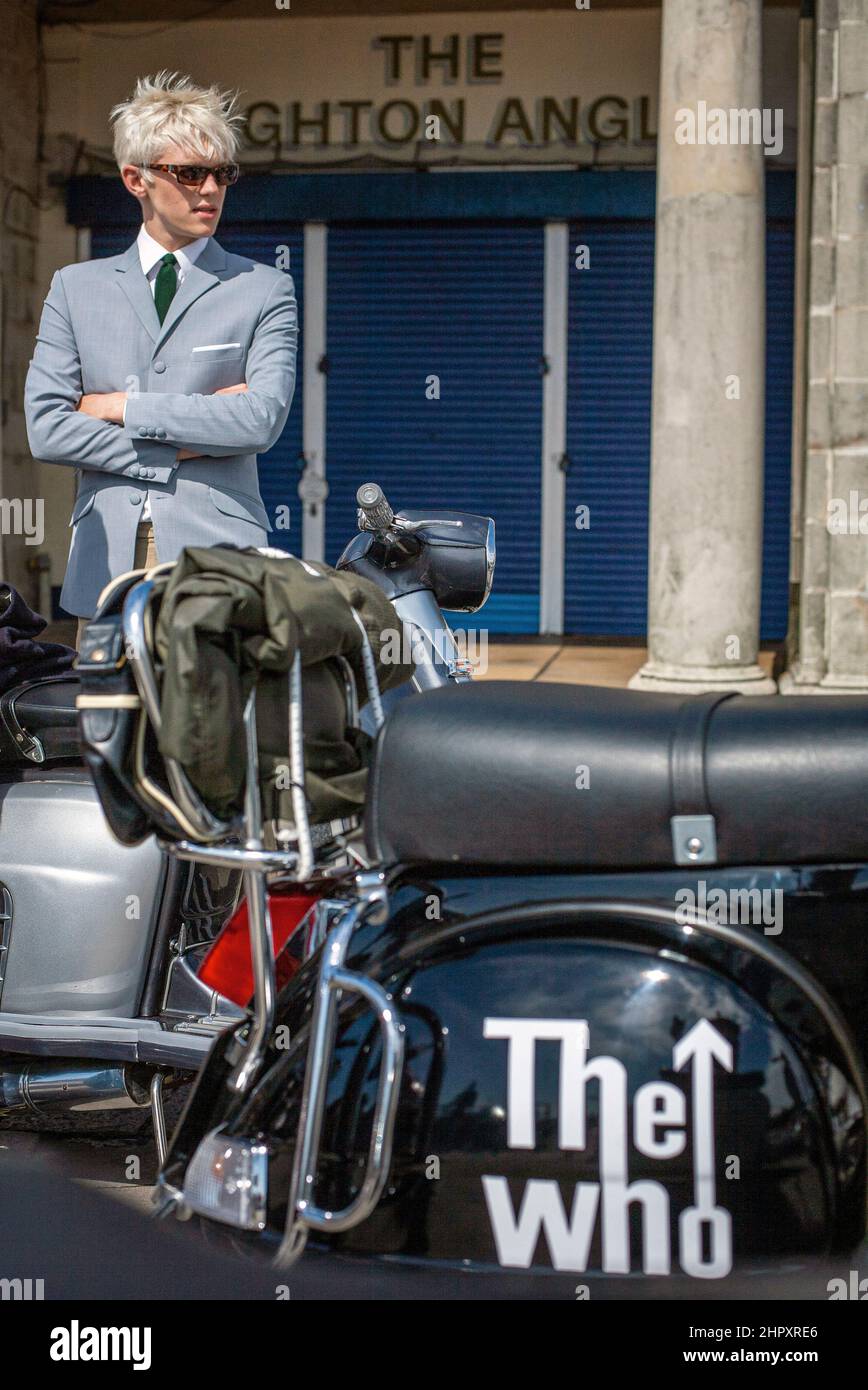 Un ben vestito uomo in una raccolta di mods in Brighton Foto Stock