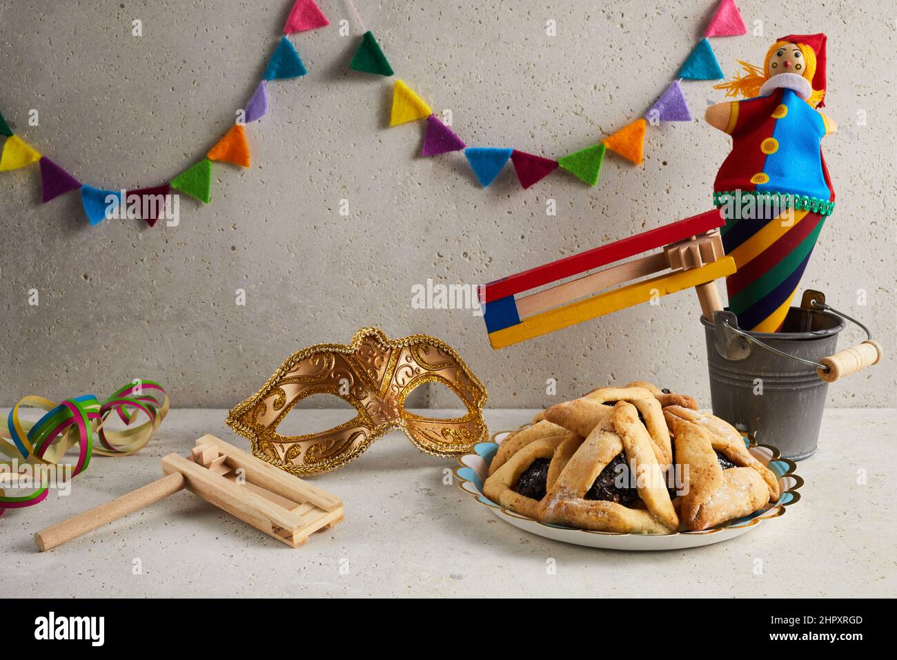 Vacanza ebraica Purim sfondo con amantaschen o hamans orecchie biscotti, maschera di carnevale e noisemaker Foto Stock