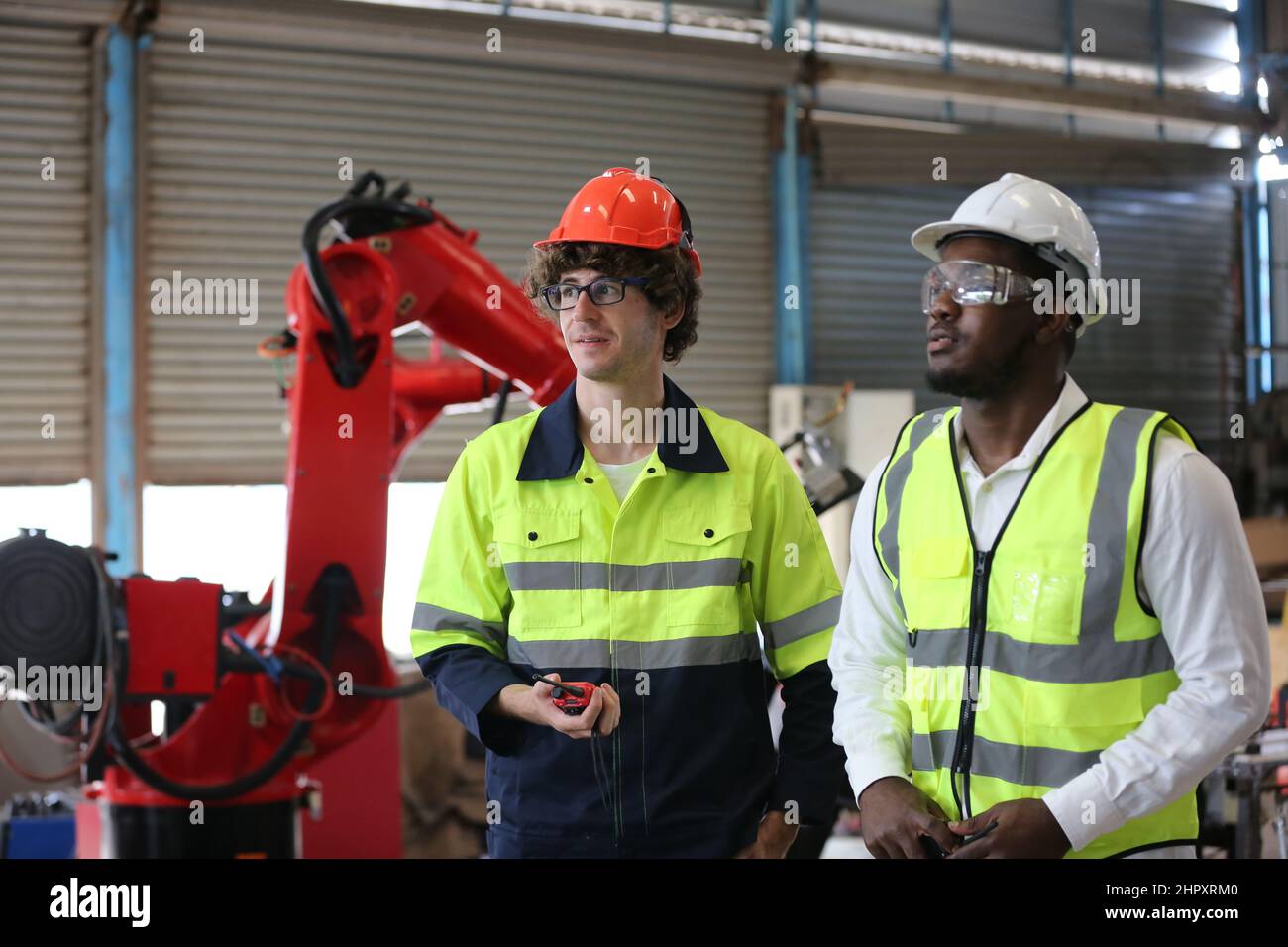 Factory Engineer macchine operative in fabbrica. Foto Stock