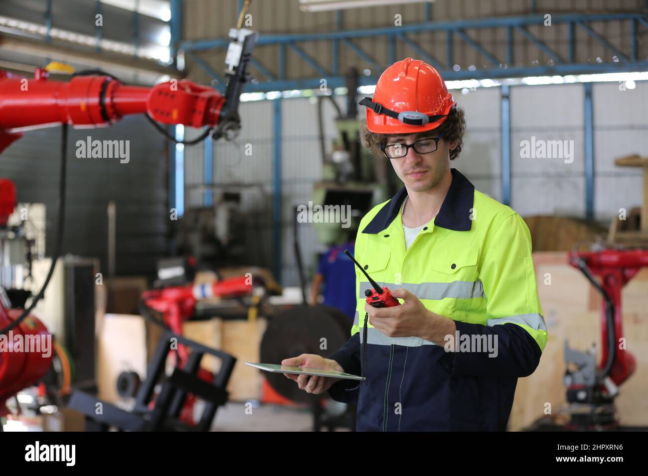 Factory Engineer macchine operative in fabbrica. Foto Stock