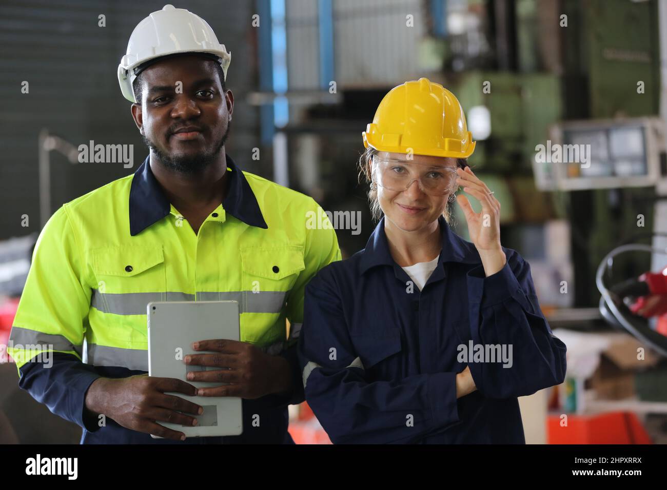 Factory Engineer macchine operative in fabbrica. Foto Stock