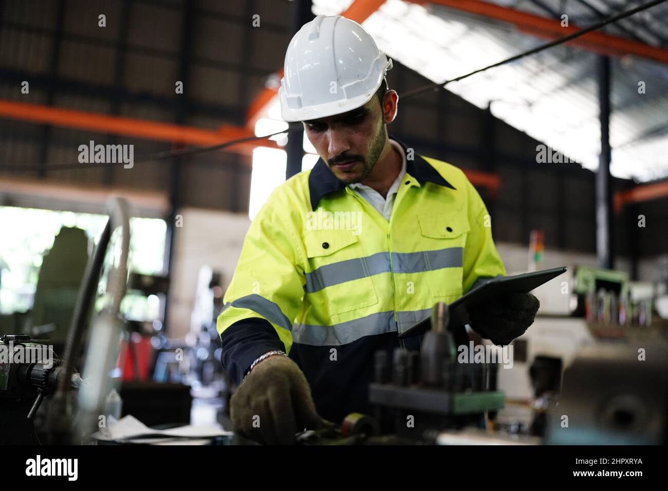 Professionisti uomini ingegnere lavoratori competenze qualità, manutenzione, industria di formazione lavoratori di fabbrica, magazzino officina per operatori di fabbrica, meccanico Foto Stock