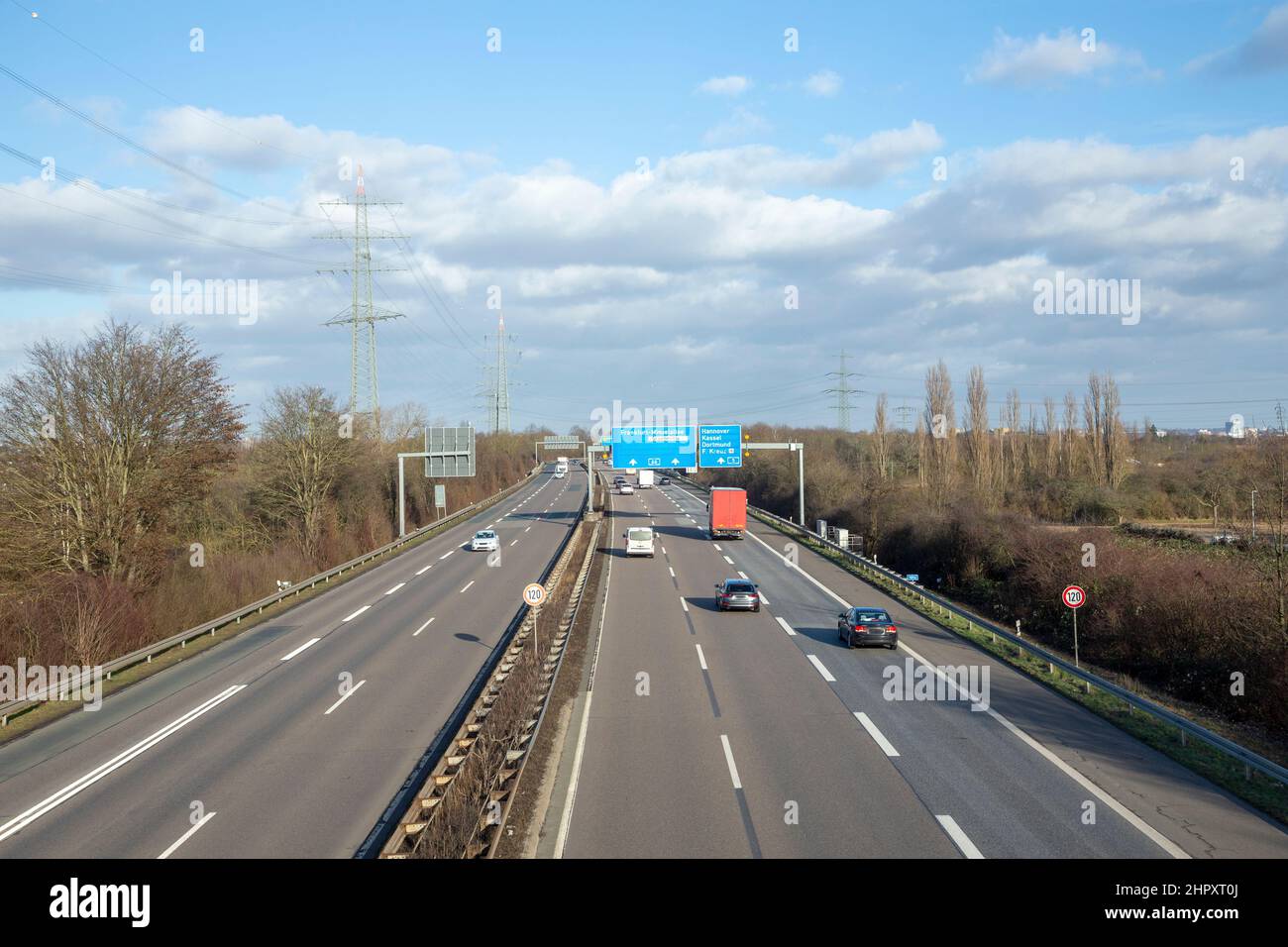 Vista sull'autostrada tedesca A5 con riduzione della velocità a 120 km e segnaletica blu per la prossima uscita nei pressi di Francoforte Foto Stock