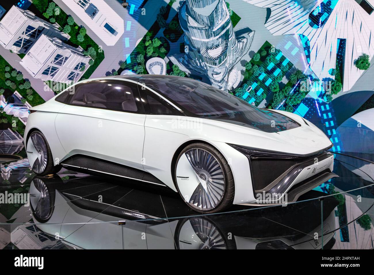 Mostra di auto 'Kun' all'interno del Padiglione Cinese nel quartiere Opportunity al Dubai Expo 2020, Emirati Arabi Uniti. Foto Stock