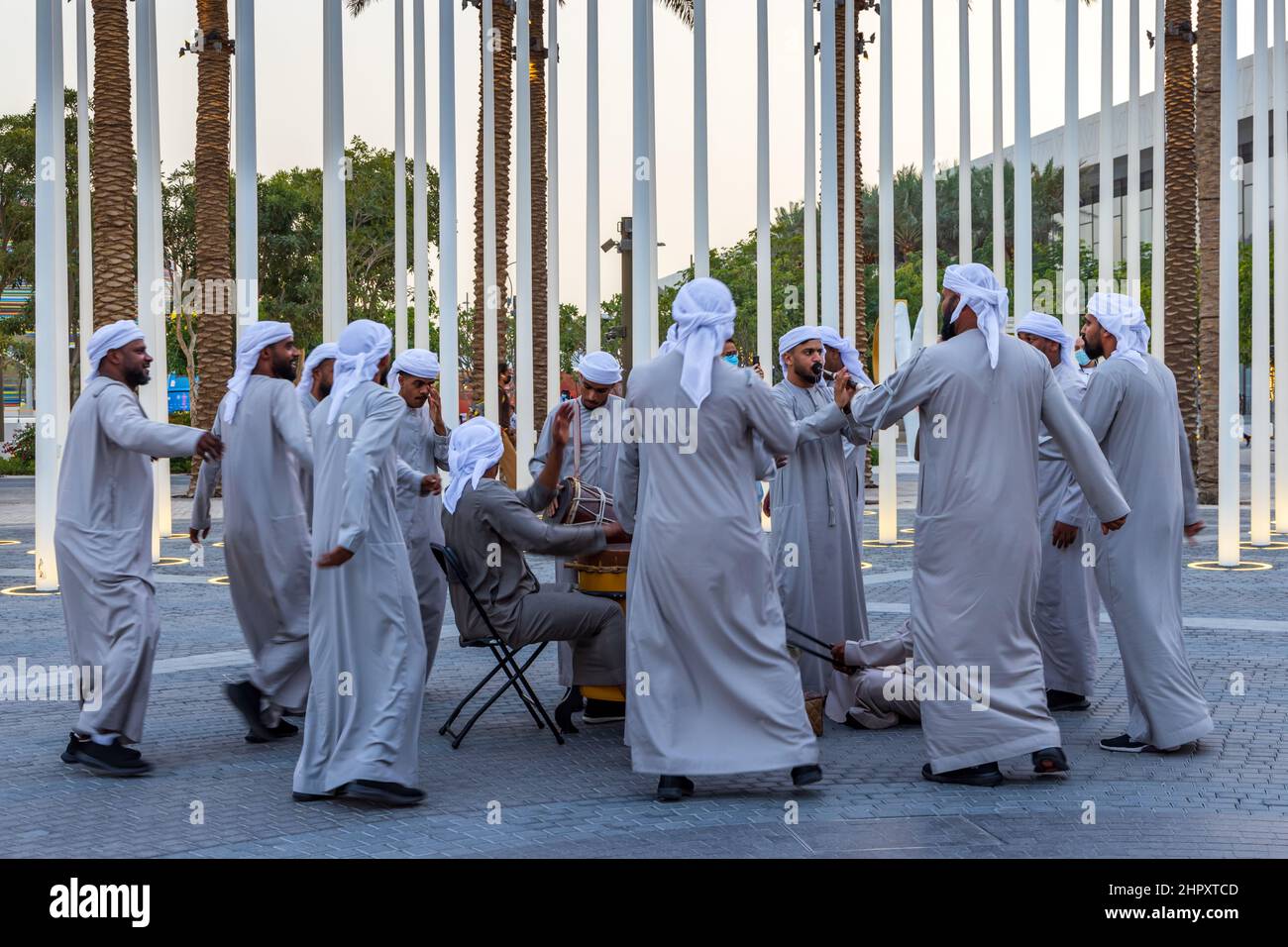 Gli arabi tradizionali suonano ballando cantando al Dubai Expo 2020 UAE Foto Stock