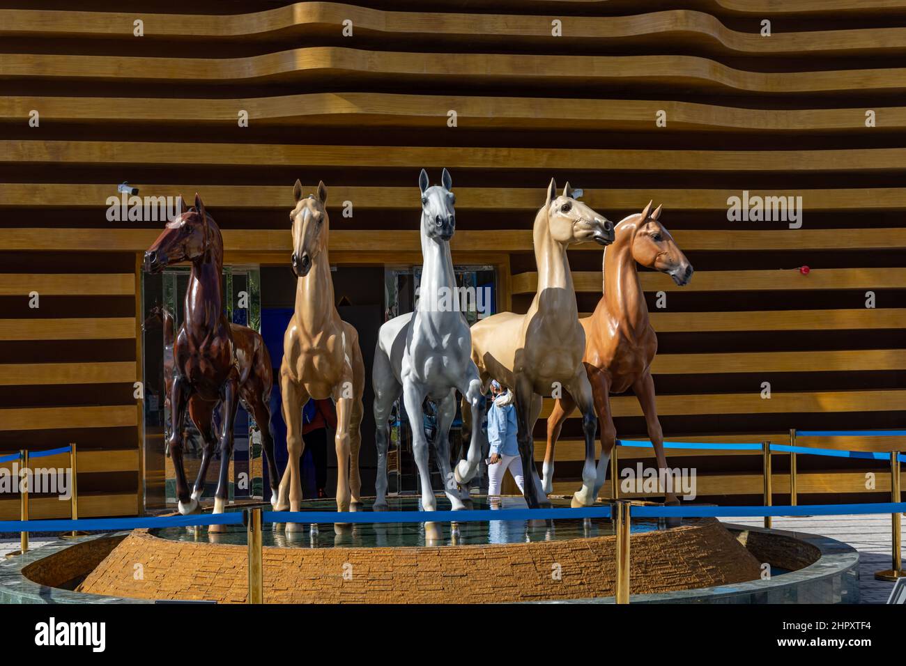 Una scultura fontana con cavalli Akhal-Teke fuori dal padiglione del Turkmenistan nel quartiere della mobilità al Dubai EXPO 2020 negli Emirati Arabi Uniti. Foto Stock