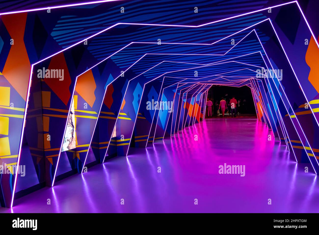 Il neon art Welcome Tunnel all'interno del Padiglione Australiano nel quartiere della mobilità al Dubai EXPO 2020 negli Emirati Arabi Uniti. Foto Stock