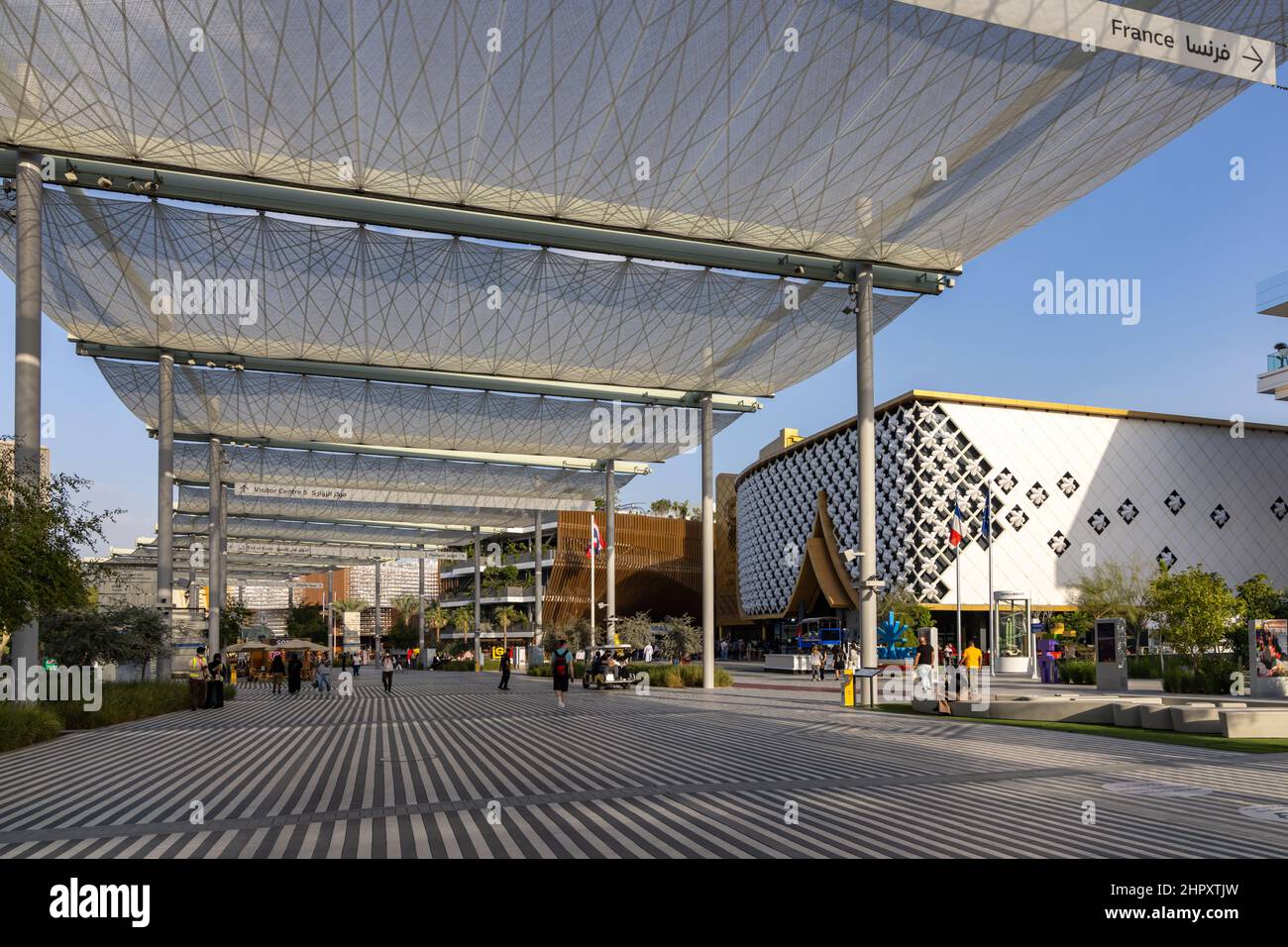 Sky Avenue nel quartiere della mobilità, il padiglione Thailandia sulla destra, al Dubai EXPO 2020 negli Emirati Arabi Uniti. Foto Stock
