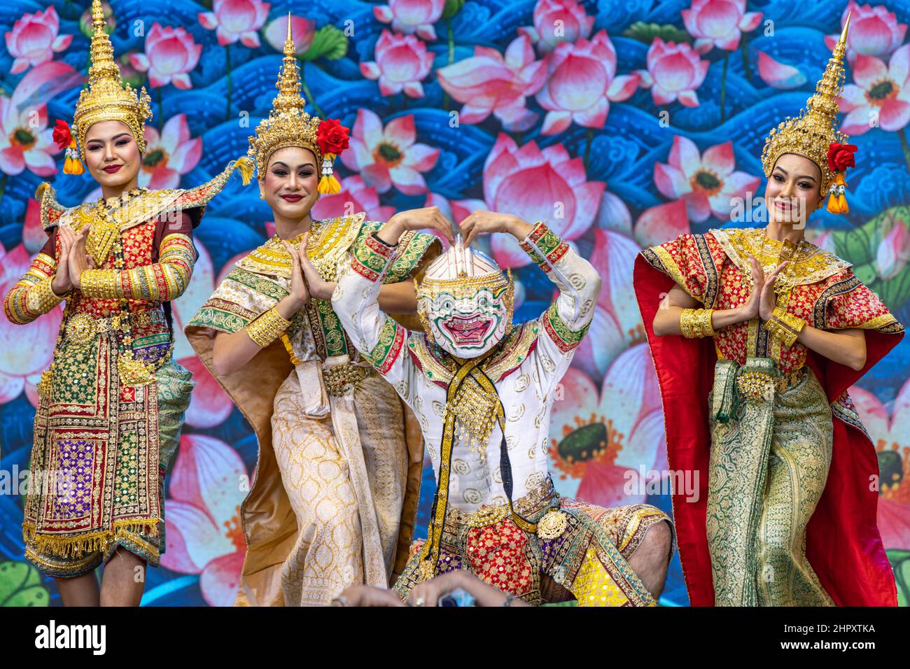 I khon Tailandesi ballano al di fuori del padiglione Thailandese nel quartiere della mobilità al Dubai EXPO 2020 negli Emirati Arabi Uniti. Foto Stock