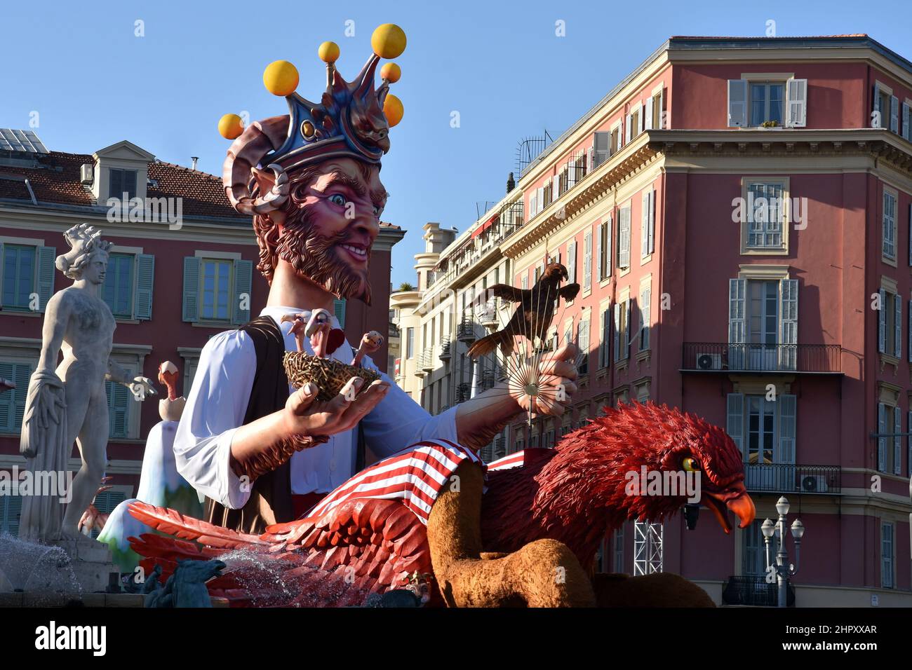 Francia, costa azzurra, Nizza città, il famoso galleggiante del re di carnevale 2022 posto sul tema degli animali. Foto Stock