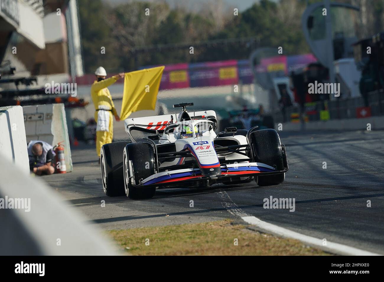 Barcellona, Spagna. 24th Feb 2022. Test: Formula 1, test in vista della stagione 2022, Day 2: Mick Schumacher dalla Germania del Team Haas F1 è fuori pista. Credit: Hasan Bratic/dpa/Alamy Live News Foto Stock