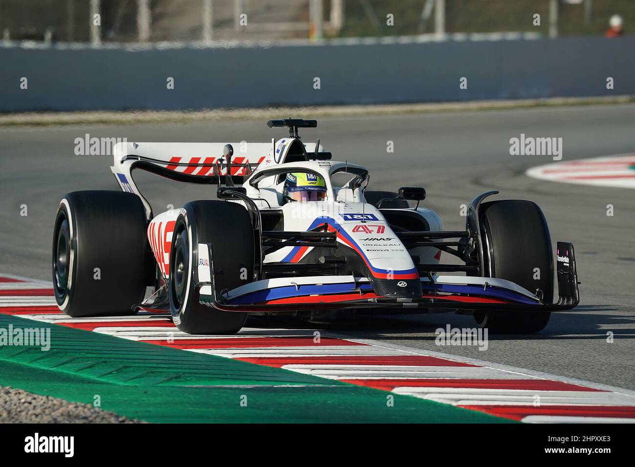 Barcellona, Spagna. 24th Feb 2022. Test: Formula 1, test in vista della stagione 2022, Day 2: Mick Schumacher dalla Germania del Team Haas F1 è fuori pista. Credit: Hasan Bratic/dpa/Alamy Live News Foto Stock