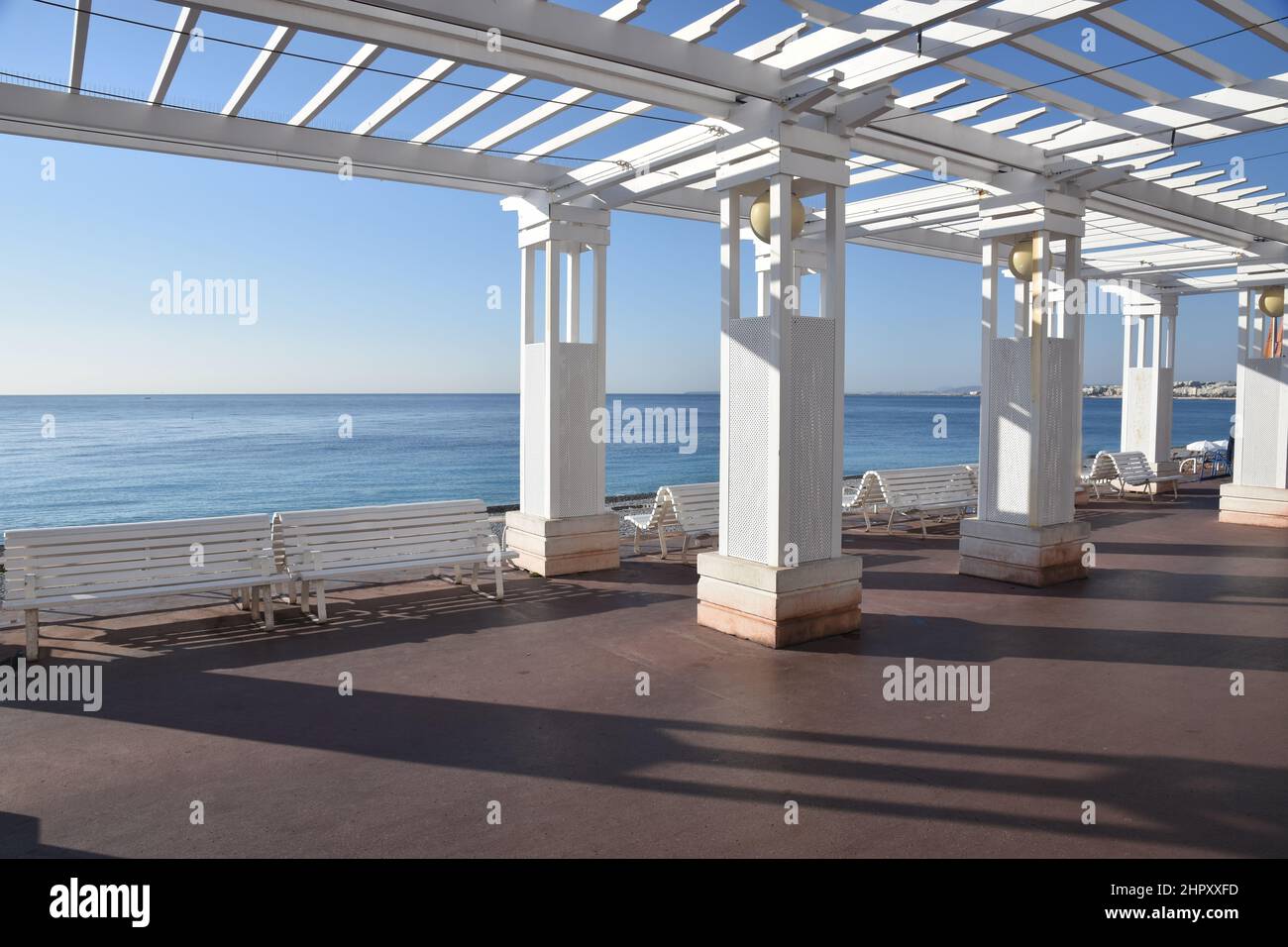 Francia, Côte d'azur, Nice ville, les pergolas et les bancs de la Promenade des Anglais offre une magnifique vue sur le mer Méditerranée. Foto Stock