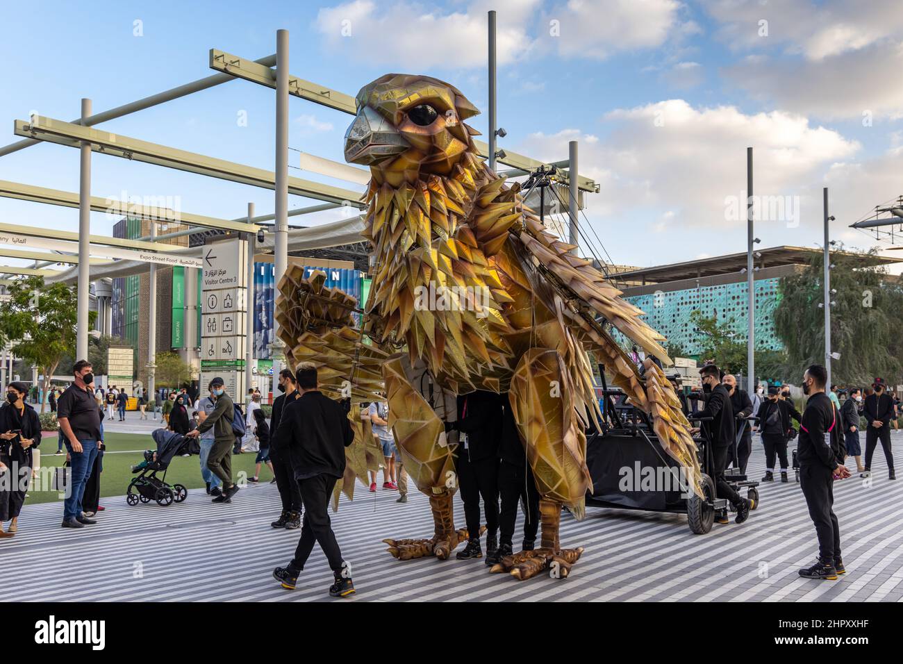 Un gigante meccanico Falcon, l’uccello nazionale degli Emirati Arabi Uniti, al Dubai EXPO 2020 negli Emirati Arabi Uniti. Foto Stock