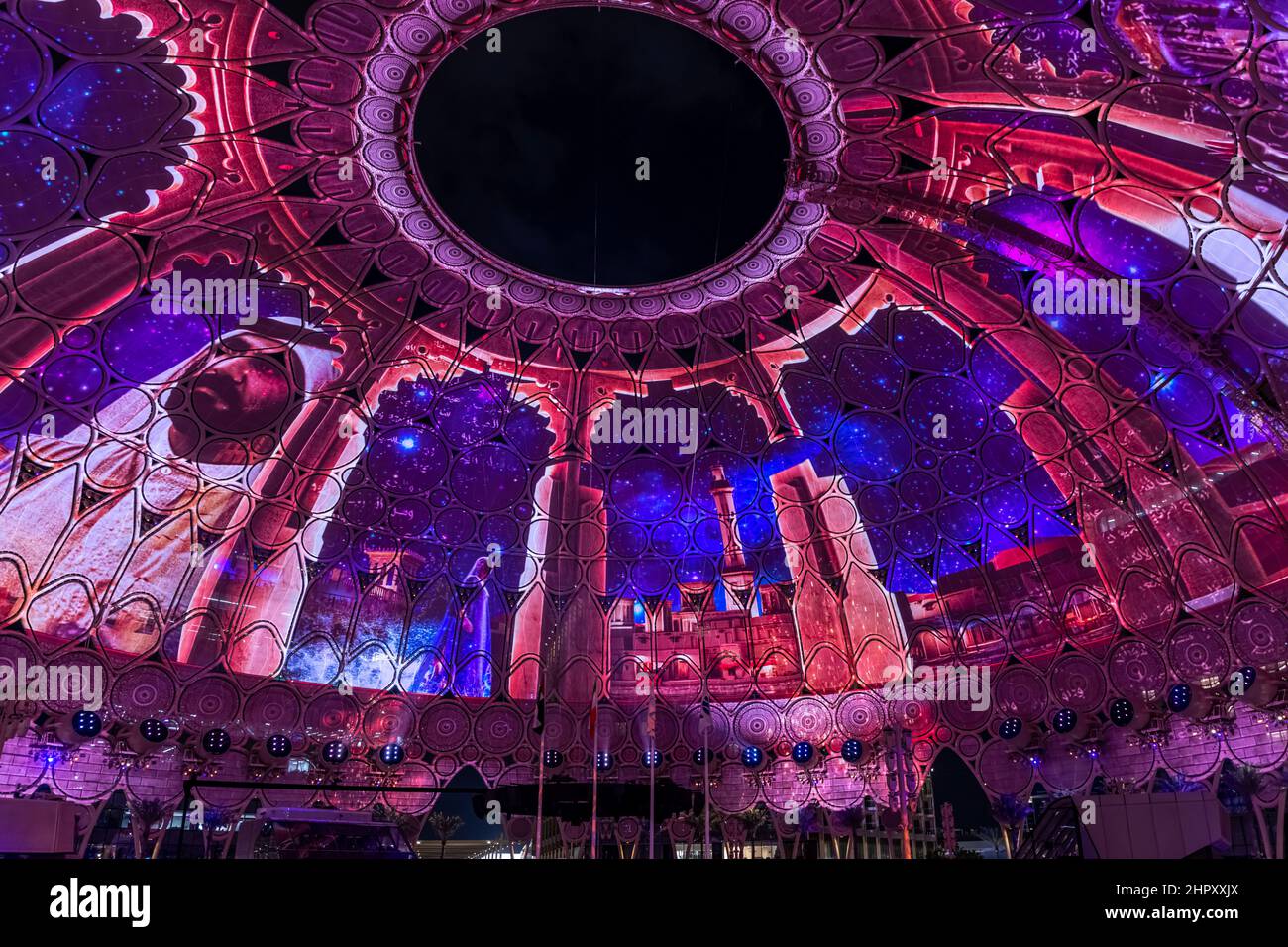 Immagini proiettate sulla cupola di al Wasl Plaza, la cupola di proiezione a 360 gradi più grande del mondo, al Dubai Expo 2020, Emirati Arabi Uniti. Foto Stock