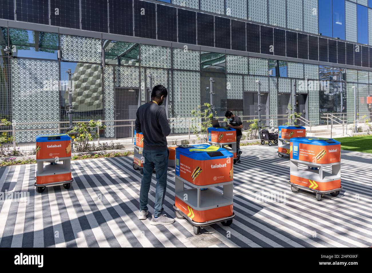 Talabat Robot Delivery Machines for food service and innovation and Artificial Intelligence al Dubai Expo 2020, Emirati Arabi Uniti Foto Stock