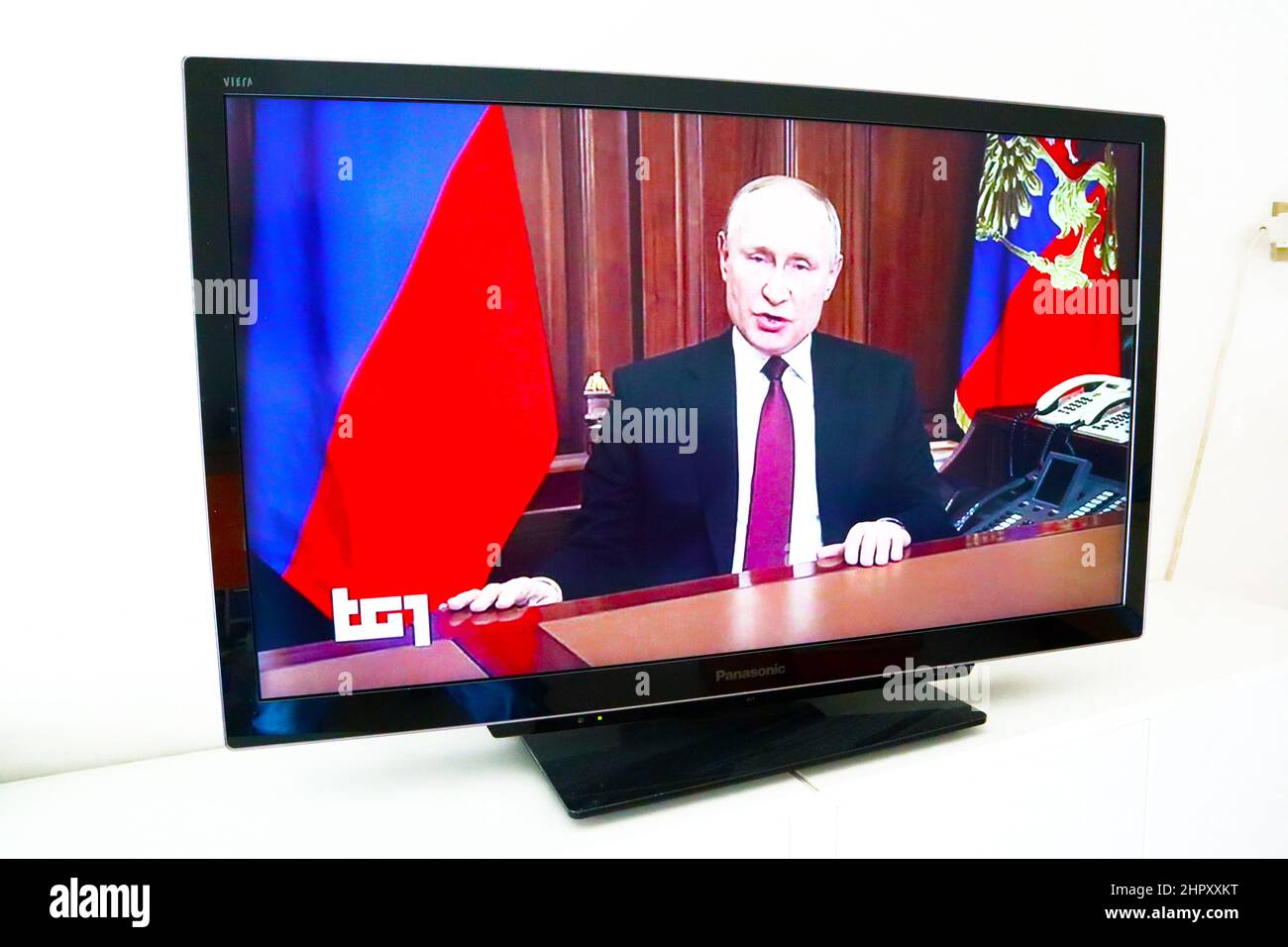 24 febbraio 2022: Il presidente russo Vladimir Putin annuncia in TV un'operazione militare di invasione dell'Ucraina – vista da una televisione lcd Foto Stock