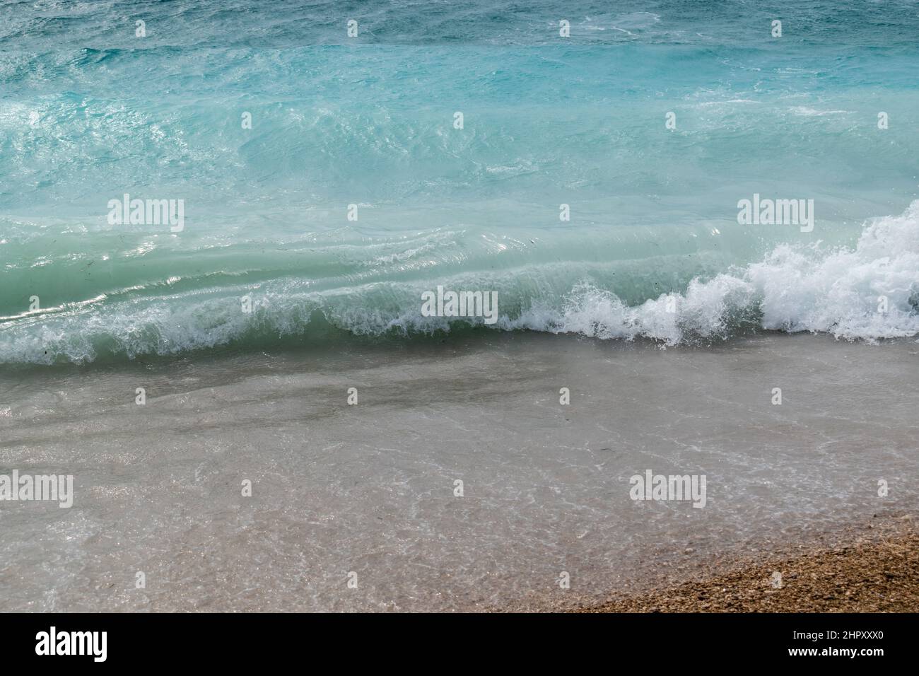 Mare ondulato sulla spiaggia Zlatni rat vicino Bol città sull'isola di Brac in Croazia Foto Stock