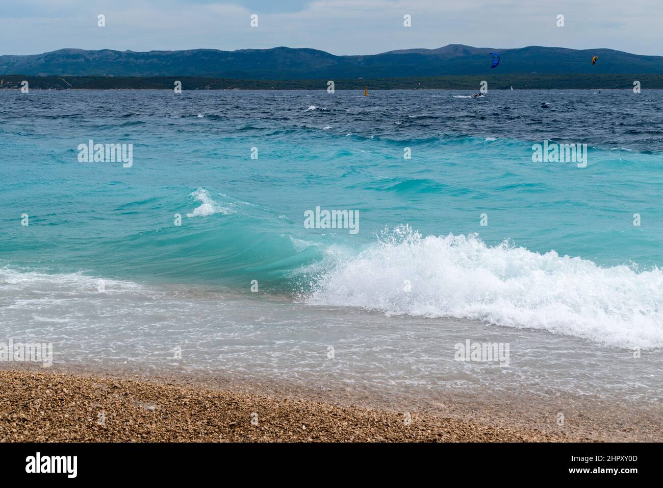 Mare ondulato sulla spiaggia Zlatni rat vicino Bol città sull'isola di Brac in Croazia Foto Stock