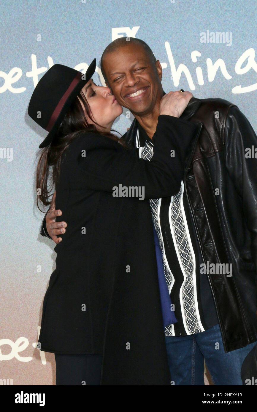 Los Angeles, California. 23rd Feb 2022. Pamela Adlon, Phil Lamarr agli arrivi per LE COSE MIGLIORI Premiere di quinta stagione, cimitero di Hollywood Forever, Los Angeles, CA 23 febbraio 2022. Credit: Priscilla Grant/Everett Collection/Alamy Live News Foto Stock