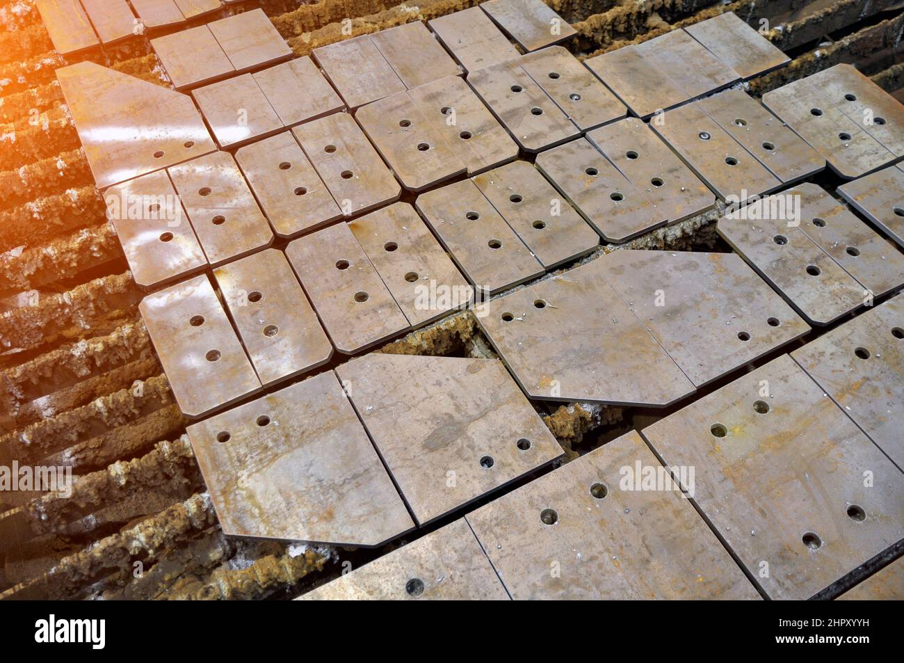 Taglio di metalli. Pezzi finiti sul tavolo della macchina per il taglio al plasma. Foto Stock