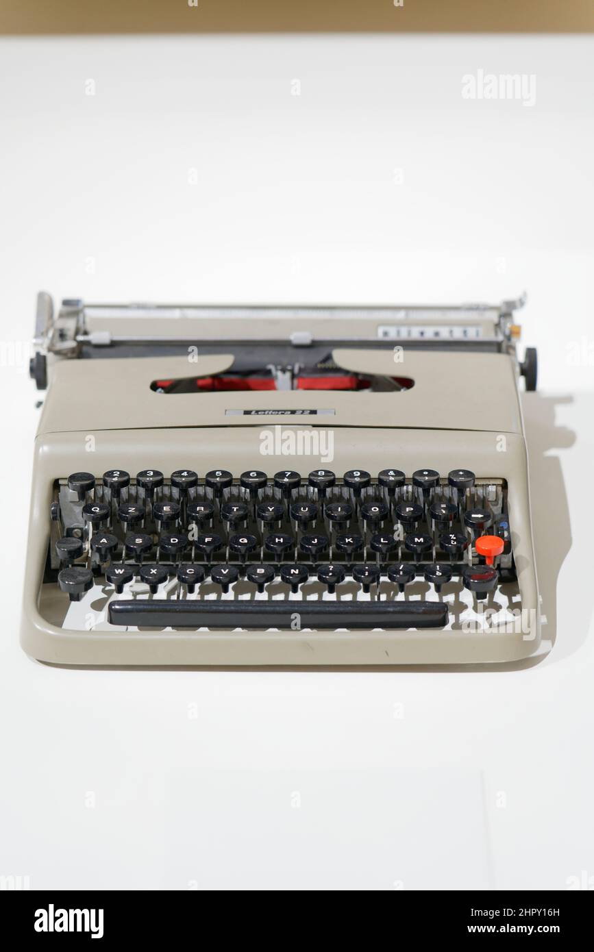 La Lettera 22 è una famosa macchina da scrivere meccanica portatile realizzata dall'azienda Olivetti, 1954, ADI Design Museum, Compasso d'Oro, Milano, Lombardia, Ita Foto Stock