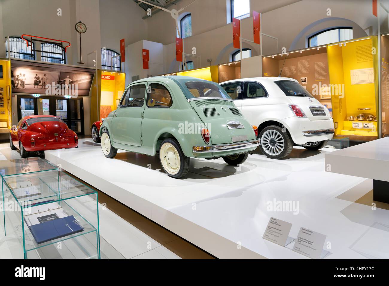 Vecchia e nuova FIAT 500, ADI Design Museum, Compasso d'Oro, Milano, Lombardia, Italia, Europa Foto Stock