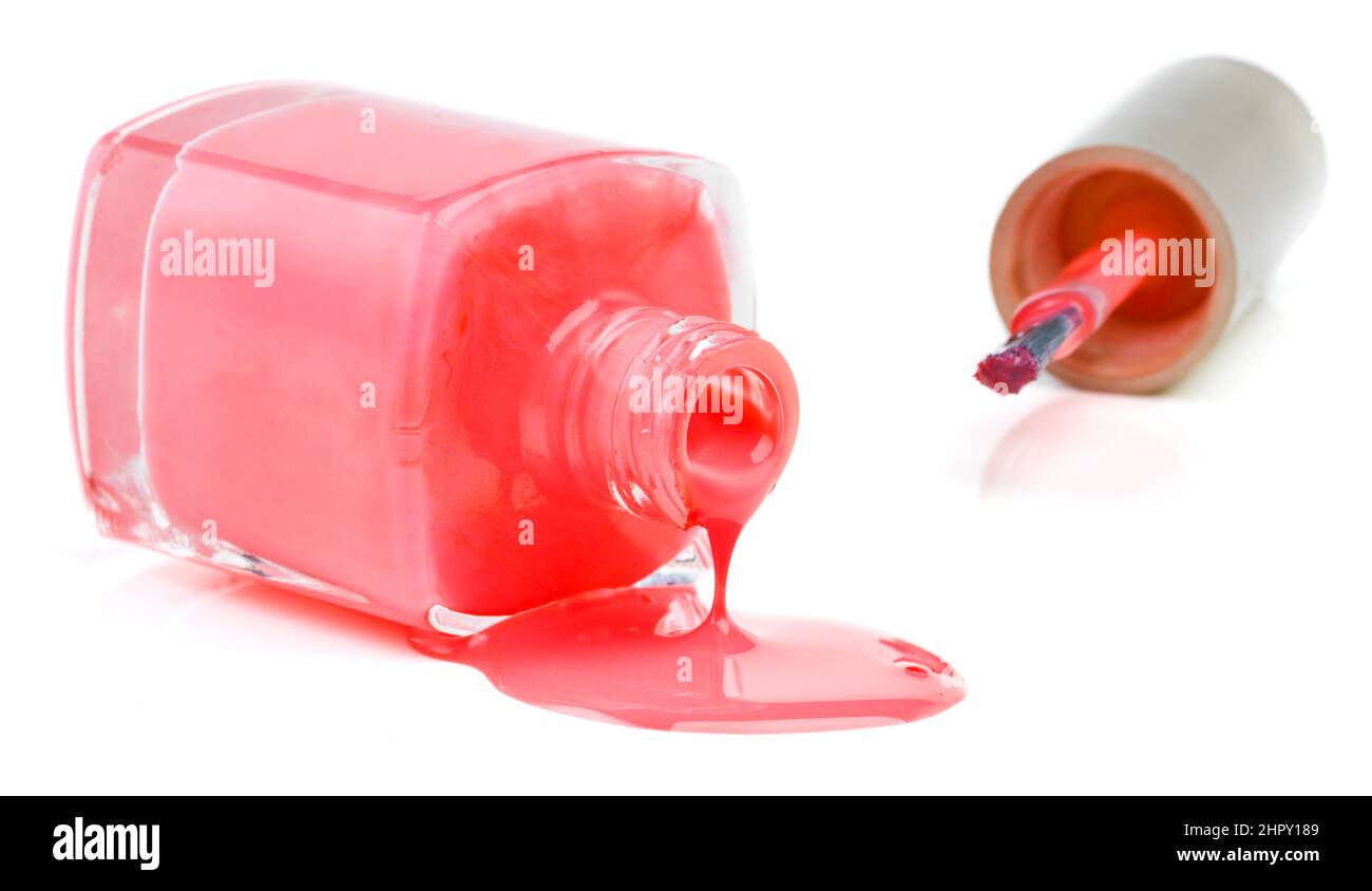 Non cray sopra vernice rovesciata. Studio shot di bottiglia sdraiata lateralmente fuoriuscendo vernice per unghie. Foto Stock