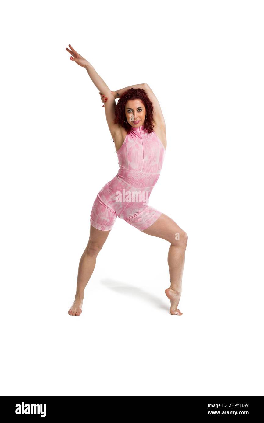 giovane ballerina donna che fa esercizi di danza su sfondo bianco Foto Stock