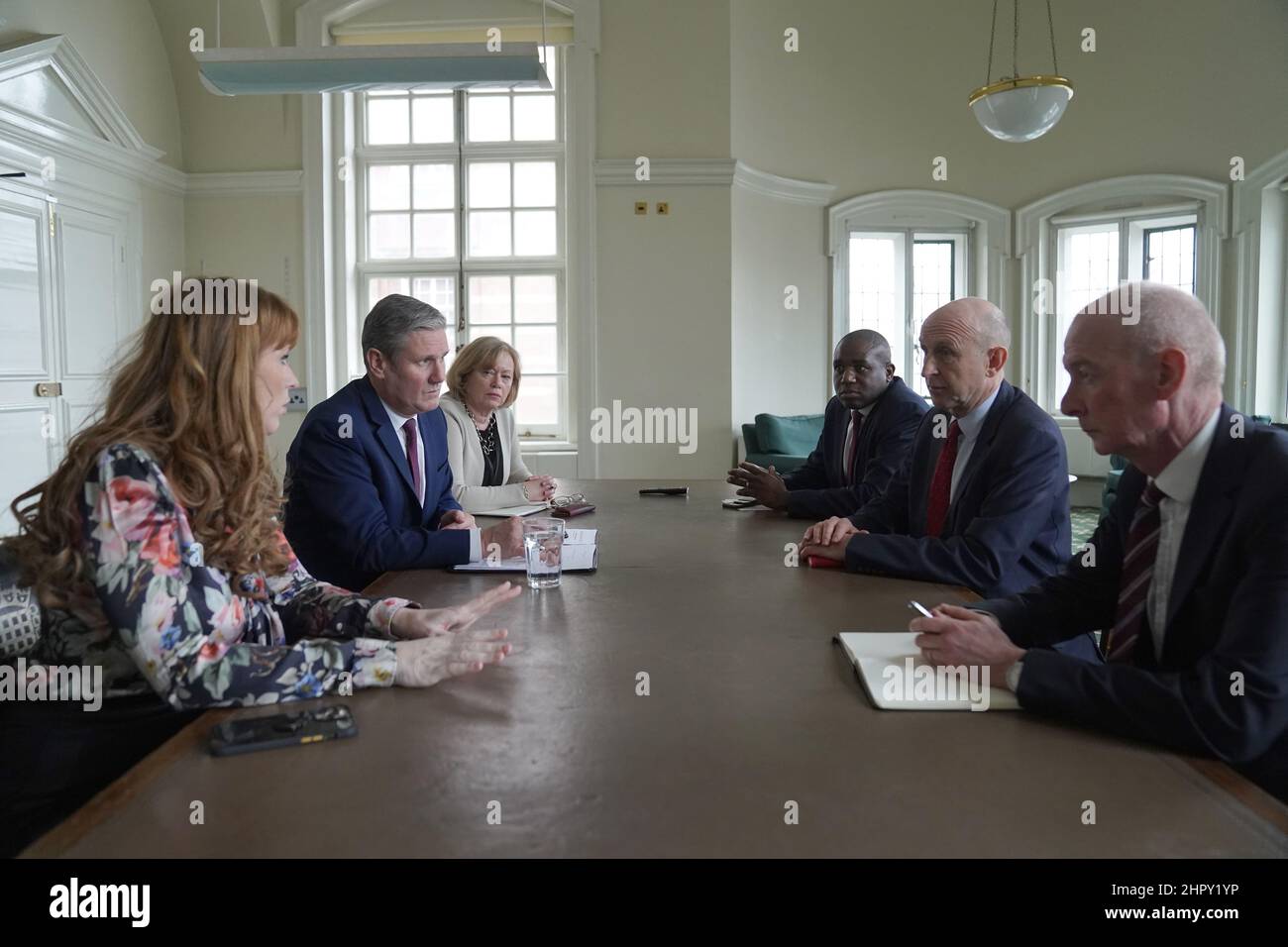 Il leader del lavoro Sir Keir Starmer tiene un incontro con il vice leader Angela Rayner, leader ombra della Camera dei Lord Baronessa Angela Smith, segretario ombra degli esteri David Lammy, Il segretario ombra della difesa John Healey e il segretario capo ombra del Tesoro dell'HM Pat McFadden presso l'Ufficio del leader dell'opposizione nelle Camere del Parlamento di Londra, a seguito dell'invasione russa dell'Ucraina. Data immagine: Giovedì 24 febbraio 2022. Foto Stock