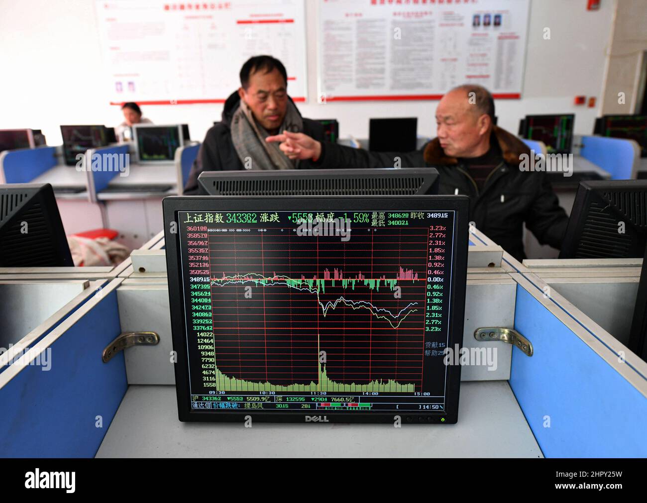 L'indice di Shanghai visto su un monitor in background, due uomini di mezza età parlano del flusso di borsa.sotto l'influenza della guerra Russia-Ucraina, il mercato a-share cinese una volta ha visto transazioni di panico. Il fatturato dei due mercati superava presto i trilioni di yuan, e alla fine del volume di negoziazione superava i 1,3 trilioni di yuan, un massimo di 5 mesi. Alla fine del trading, l'indice di Shanghai era a 3429 punti, in calo del 1,7%, l'indice di Shenzhen a 13252 punti, in calo del 2,2%, l'indice di gemme a 2783 punti, in calo del 2,11%. Foto Stock