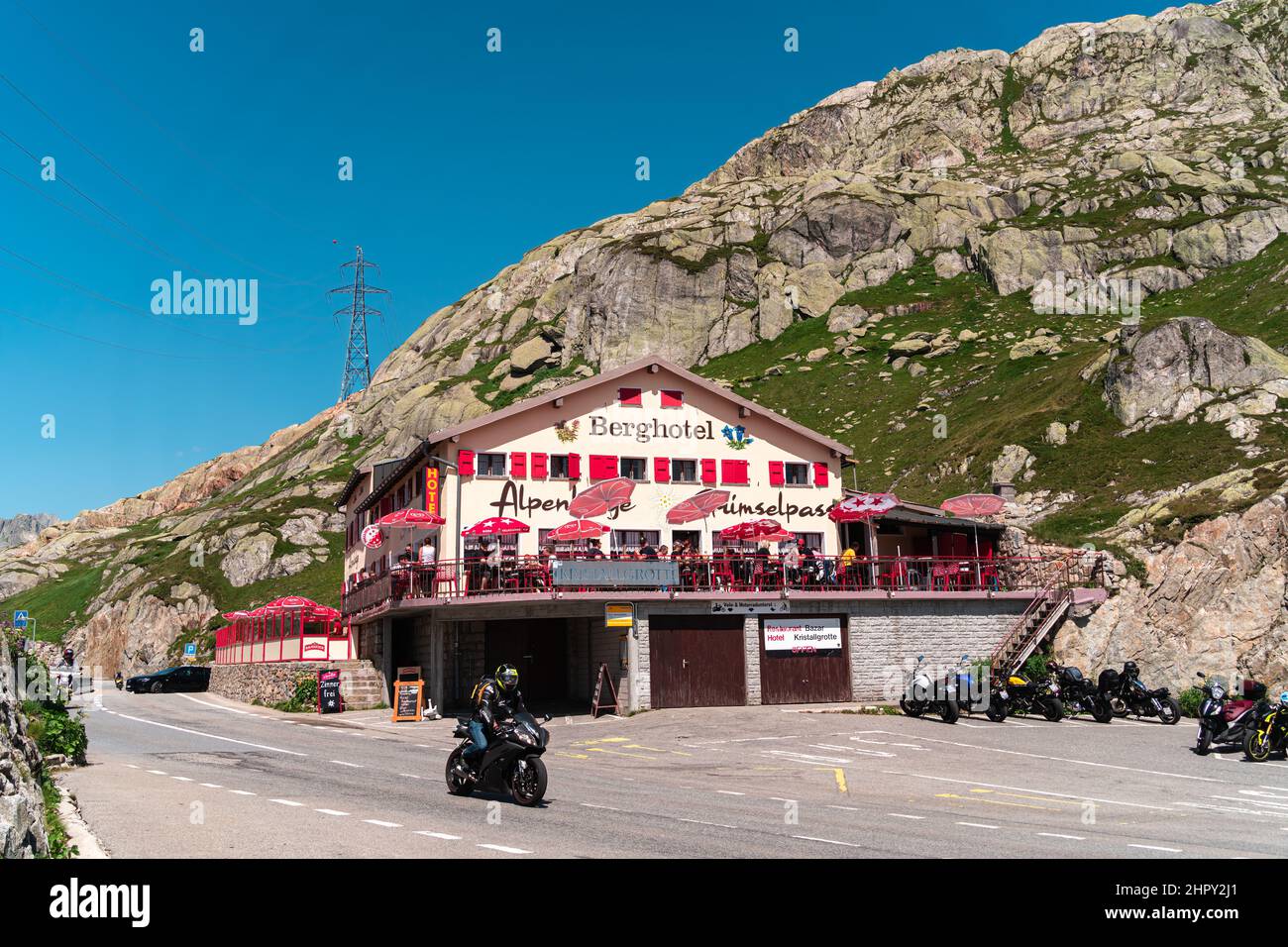 Grimselpass, Svizzera - 13 agosto 2021: Alpine Lodge Berghotel a Grimselpass, un valico di montagna in Svizzera, che attraversa le Alpi Bernesi a un'ele Foto Stock