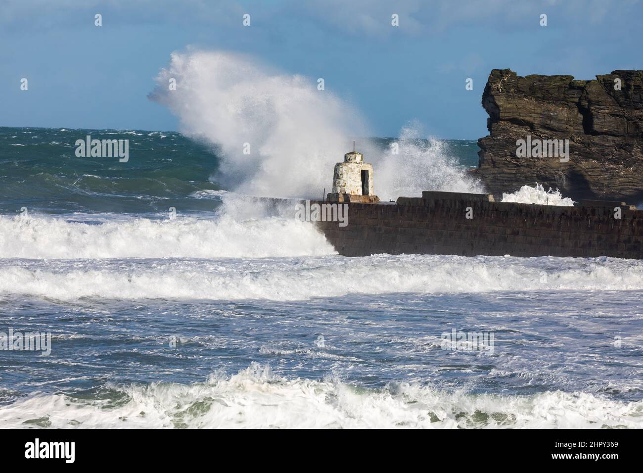 Portreath, Cornovaglia, 24th febbraio 2022, forti venti di 46mph con le docce di grandine ha causato grandi onde a Portreath, Cornovaglia questa mattina. La temperatura era di 7C ma con il fattore windchill si sentiva come 2C. Gli escursionisti di cani e le persone hanno ancora coraggiato una passeggiata lungo la spiaggia.Credit: Keith Larby/Alamy Live News Foto Stock