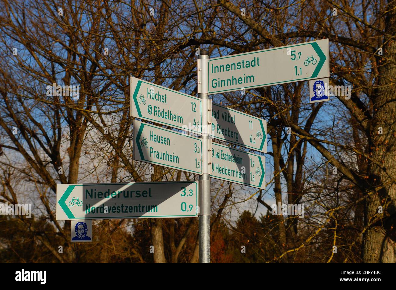 Indicazioni per piste ciclabili a Francoforte Heddernheim Roemerstadt. Foto Stock