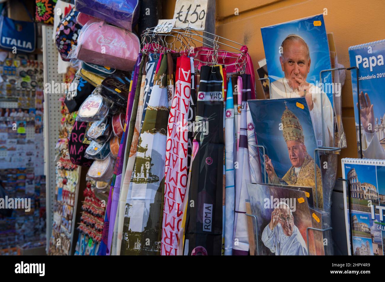 Roma, Italia - APRILE 26: I souvenir sono esposti in vendita in un negozio vicino Piazza San Pietro il 26 Aprile 2014. Dignitari, capi di Stato e reali d'Europa e di tutto il mondo si riuniscono in Vaticano prima delle canonizzazioni di domani di Papa Giovanni Paolo II e Papa Giovanni XXIII. ©Andrea Sabbadini Foto Stock