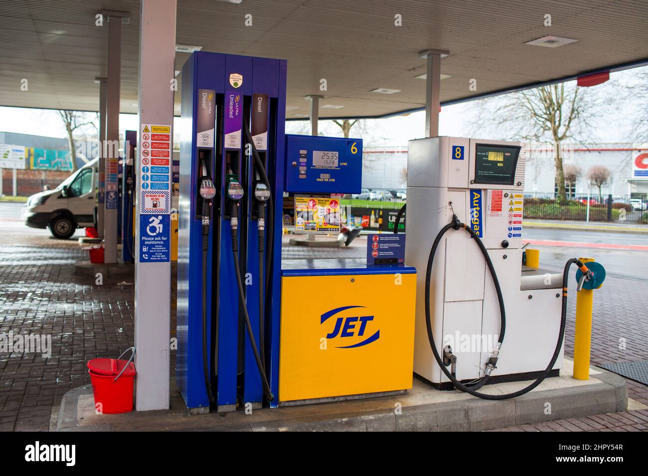 Leeds, West Yorkshire, Regno Unito. 24th Feb 2022. Prezzi del carburante presso un distributore di benzina Jet a Leeds, West Yorkshire, Regno Unito. Il prezzo del carburante colpisce un altro record a causa della crisi Ucraina. Il conflitto invia benzina salire a 149,3p un litro e diesel a 152,6p tra gli avvertimenti potrebbe raggiungere fino a 170P credito: Windmill Images/Alamy Live News Foto Stock