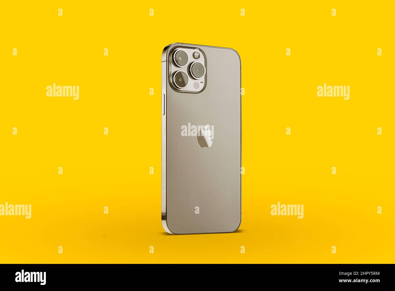 IPhone 13 pro max su sfondo giallo. Tre fotocamere da primo piano, logo Apple. russia, krasnoyarsk 13 ottobre 2021 Foto Stock
