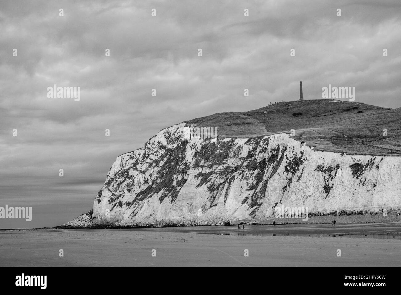 Bianco e nero, o monocromatico, Seascape della costa opale di Cap Blanc Nez, che mostra il Monumento a Capo bianco naso Francia sulla cima delle scogliere di gesso. Foto di alta qualità Foto Stock