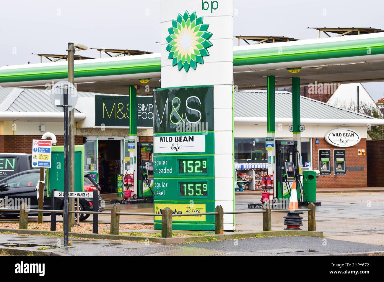 Brighton UK 24th Febbraio 2022 - i prezzi elevati del carburante in un distributore di benzina a Hove oggi come il prezzo di un barile di petrolio è aumentato sopra $100 un barile per la prima volta dal 2014: Credit Simon Dack / Alamy Live News Foto Stock