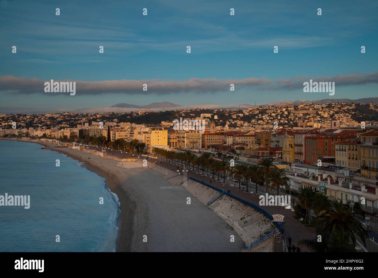 Una vista aerea di mattina presto della spiaggia, Promenade des Anglais e la città di Nizza, Costa Azzurra, Francia Foto Stock