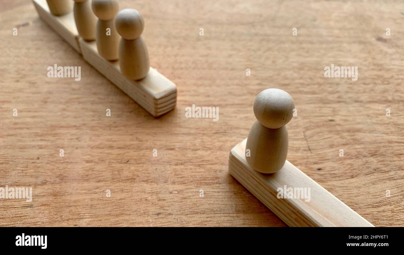 Bambola di legno che cerca di attraversare l'altro lato. Foto Stock