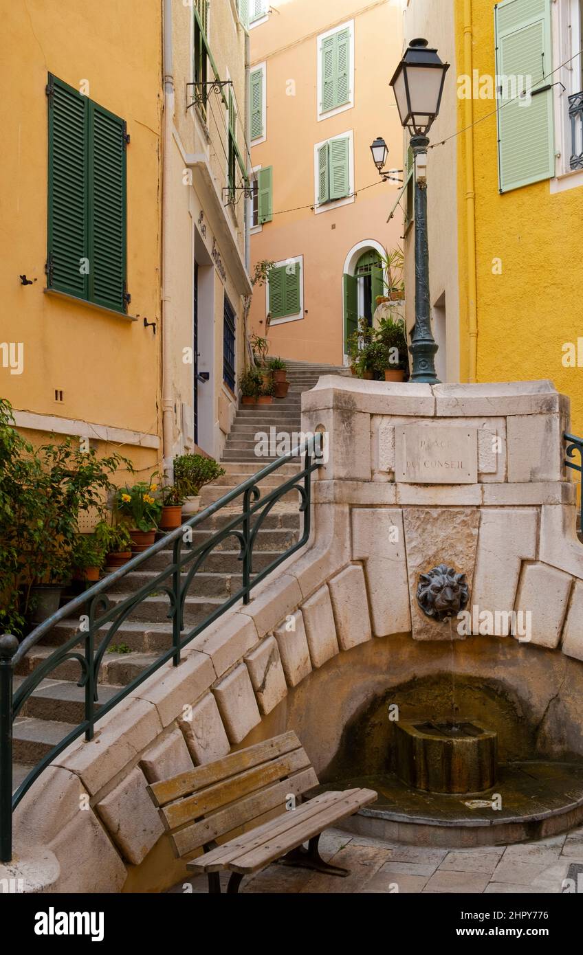 Una fontana e scale che conducono alla Città Vecchia in Villefrance sur Mer, Costa Azzurra, Francia Foto Stock
