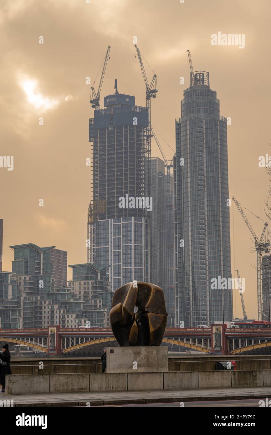 Sviluppo del grattacielo a nove Elms dalla riva nord del Tamigi e ponte Vauxhall. L'edificio piu' alto e' la St Georges Wharf Tower con piu' bu Foto Stock